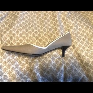 Tahari kitten heel tan pumps Size 6